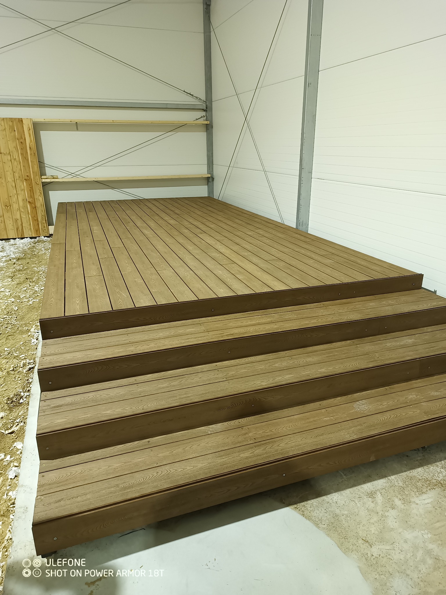 Wykończenie konstrukcji tarasu widokowego w stadninie koni deską kompozytową