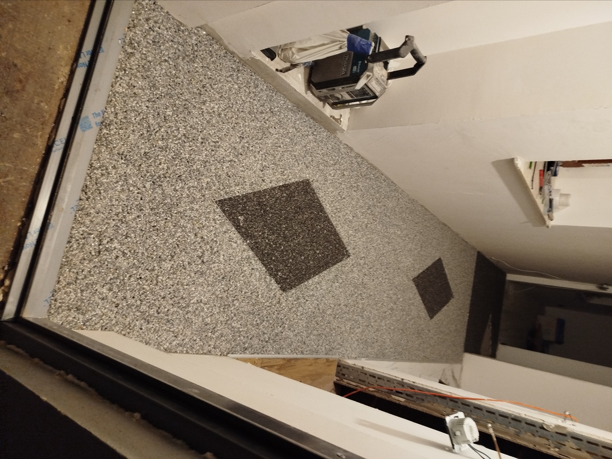 Wykończona podłoga żywiczna z dekoracyjnymi wstawkami w Będzinie. Widoczny fragment okna i narzędzia pracy. Nowoczesny design podłogi.