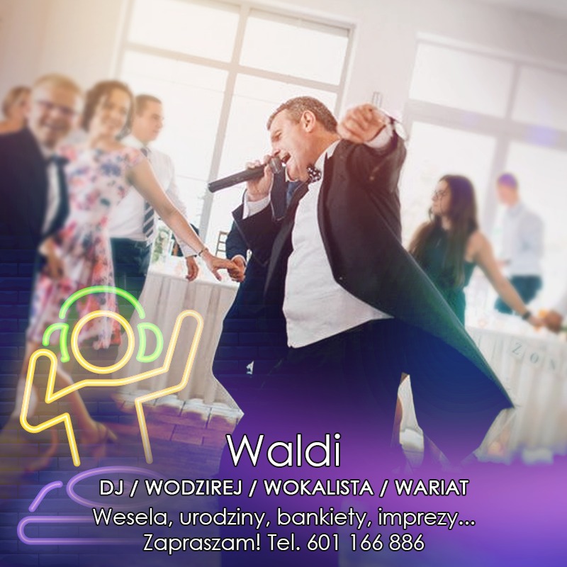 Wokalista w trakcie występu, mikrofon w dłoni, rozpięta marynarka, w tle tańczący goście i neonowy znak z wizerunkiem osoby w słuchawkach.