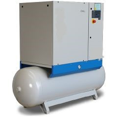 Stacjonarny kompresor śrubowy z zbiornikiem ciśnieniowym i panelem sterowania, obudowa w kolorze szarym i niebieskim, widok z przodu na białym tle.