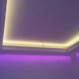 Sufit podwieszany z oświetleniem LED w kolorze białym i fioletowym, widoczne wystające kable.