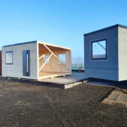 Montaż to kwestia kilku godzin i można w domku zamieszkać.