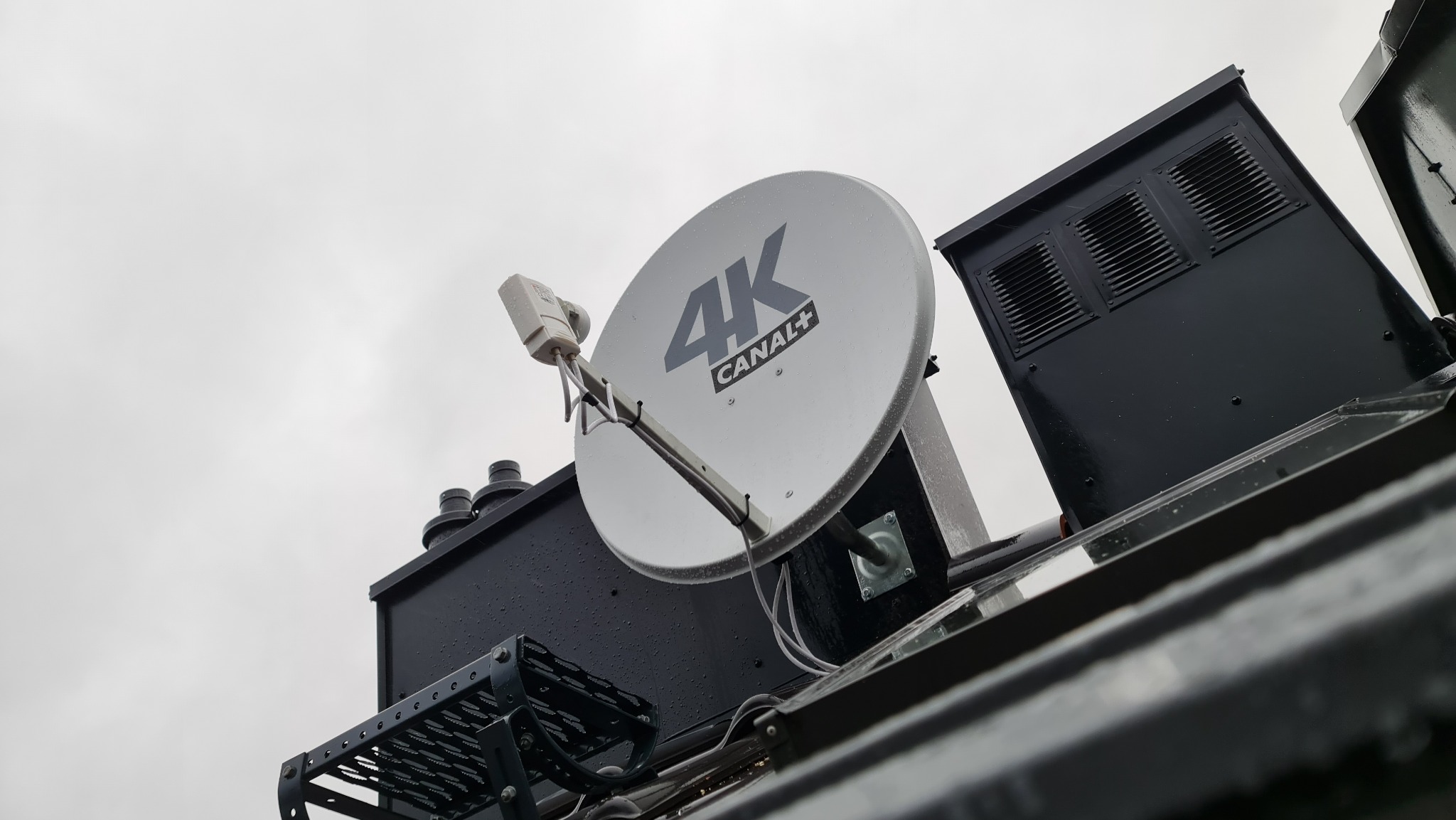 Montaż anteny na kominie systemowym. Instalacja umożliwia odbiór dla 30 dekoderów.