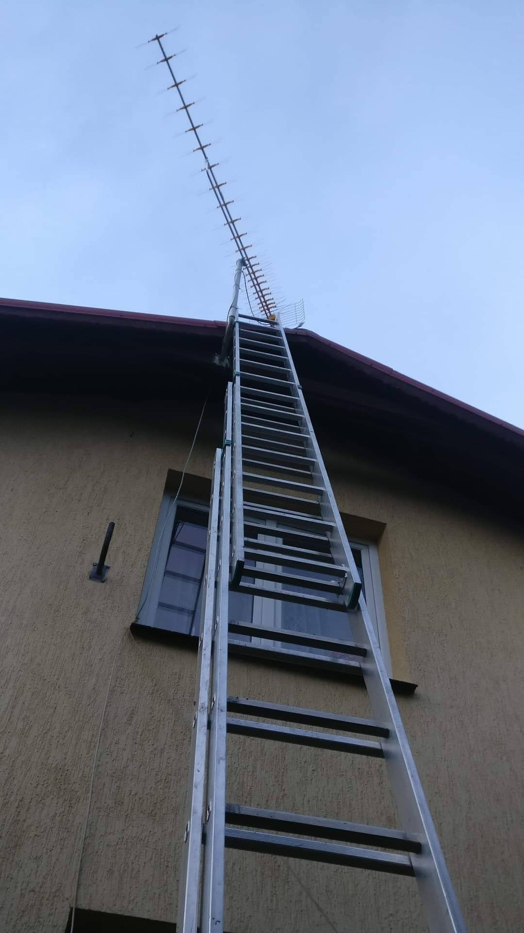 Instalacja anteny telewizji naziemnej w miejscu z utrudnionym odbiorem.