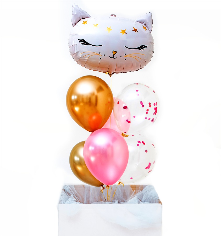 Bukiety balonowe w pudełku: balon foliowy w kształcie białego kota ze złotymi gwiazdkami, złote, różowe i przezroczyste balony z konfetti.