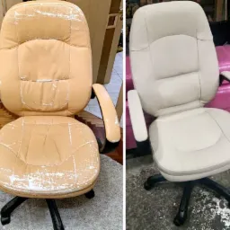 Porównanie fotela biurowego przed i po renowacji tapicerki: zniszczona, beżowa skóra z widocznymi przetarciami kontra odnowiony, kremowy fotel na czarnej podstawie.