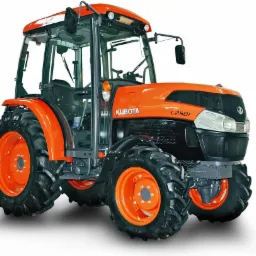 Pomarańczowy traktor Kubota L2501 z kabiną, widok z przodu na białym tle.