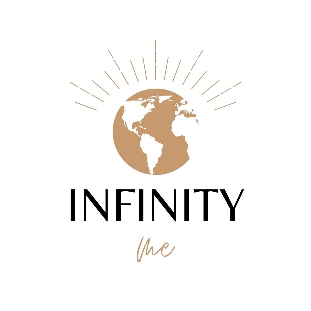 Logo firmy 'Infinity me' z globusem w kolorze beżowym i promieniami, czarny napis 'INFINITY' i beżowy 'me' na białym tle.
