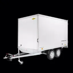 Biała, zamknięta przyczepka kontenerowa z dwoma osiami, widoczny zaczep i opony z bieżnikiem, na czarnym tle.