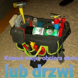 Torba narzędziowa z młotkiem gumowym, sprayem do zawiasów i uszczelek oraz różnymi narzędziami na tle brązowego dywanu.