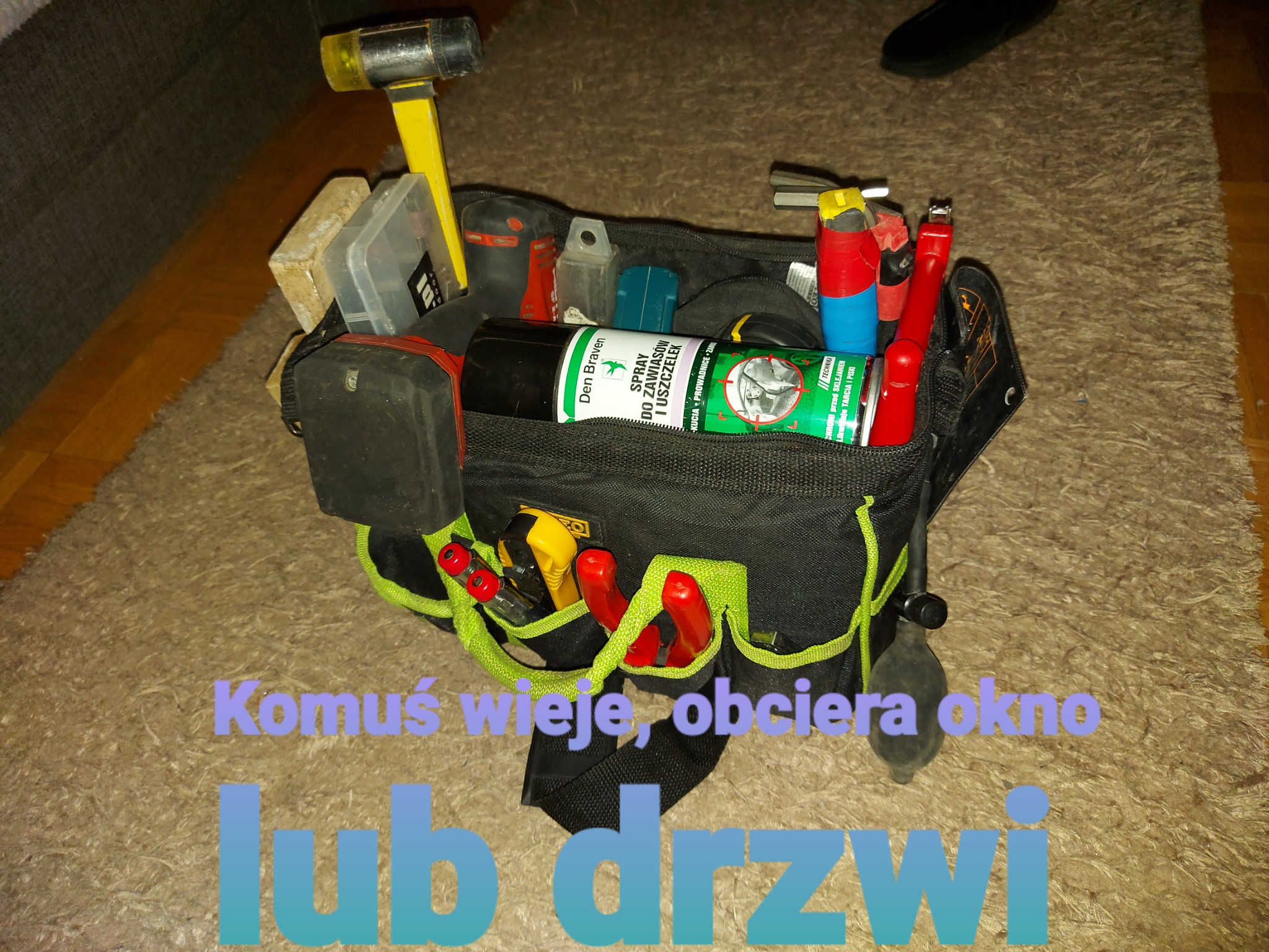 Torba narzędziowa z młotkiem gumowym, sprayem do zawiasów i uszczelek oraz różnymi narzędziami na tle brązowego dywanu.