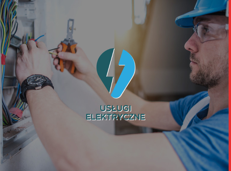 Instalator w niebieskim kasku i okularach ochronnych, obok rozdzielnicy z przewodami, używa szczypiec do zdejmowania izolacji, na pierwszym planie logo 'Usługi Elektryczne'.
