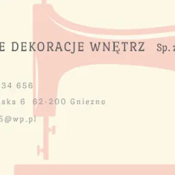 Wizytówka firmy 'Stylowe Dekoracje Wnętrz' z adresem, numerem telefonu i adresem e-mail, z graficznym tłem w kształcie stylizowanej maszyny do szycia w odcieniach beżu i pudrowego różu.