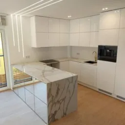 Biała, minimalistyczna kuchnia z wyspą wykończoną marmurem Calacatta, podświetlana listwami LED, złota bateria, drewniana podłoga.