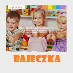 Troje uśmiechniętych dzieci, chłopiec w pasiastej koszulce i dwie dziewczynki, pokazują kciuki w górę, w tle półki z zabawkami i napis 'Zapraszamy do Bajeczki. Codzienne zajęcia z języka...