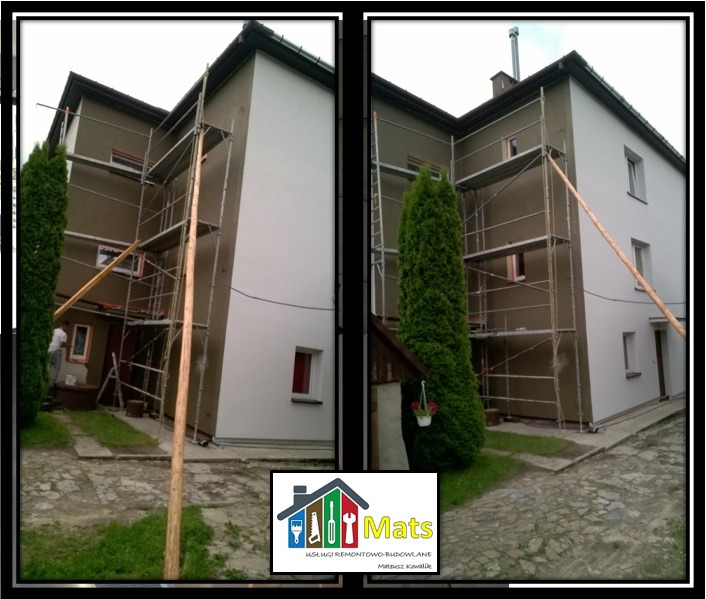 Dom dwukondygnacyjny w trakcie prac elewacyjnych, widoczne rusztowania, część ściany pomalowana na biało, druga część w kolorze brązowym. W tle zieleń i logo firmy w rogu.