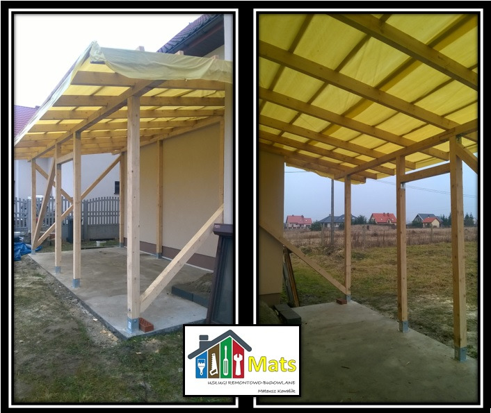 Wznoszenie drewnianej konstrukcji z żółtą folią na dachu, prawdopodobnie zadaszenia tarasu, widok z dwóch perspektyw, widoczne elementy konstrukcyjne i otoczenie.