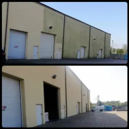 Zdjęcie przedstawia budynek przemysłowy przed i po umyciu elewacji. Górna część zdjęcia pokazuje elewację pokrytą zabrudzeniami, natomiast dolna część prezentuje budynek po czyszczeniu, z widoczną...