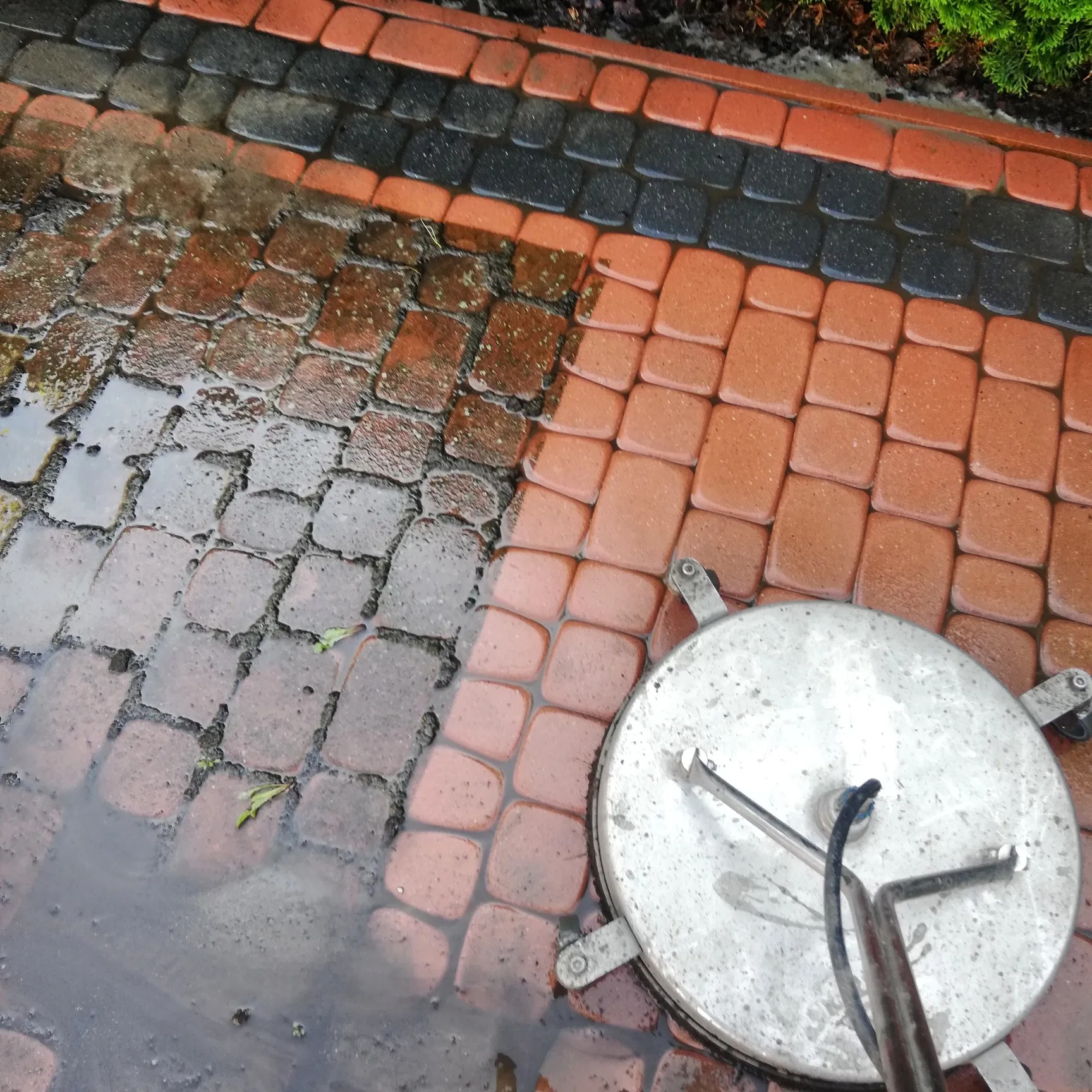 Czyszczenie kostki brukowej za pomocą myjki ciśnieniowej z okrągłą dyszą, widoczny efekt przed i po umyciu, zarysowane krawędzie kostki.