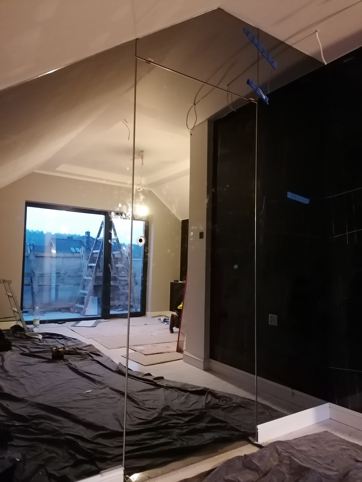 Lustra grafitowe, zamaskowane drzwi.