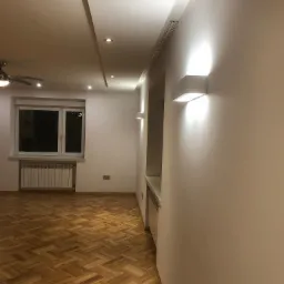 wnęki sufitowe na szyny do wieszania firanek