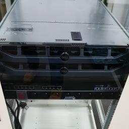 Serwis1 Adam Zdybel - Zamontowany w szafie serwer Dell PowerEdge R320 i routerboard MikroTik, widoczne porty Ethernet i kable zasilające.
