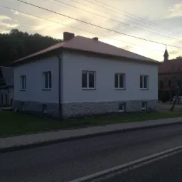 Wykonaliśmy: Uzupełnienie ubytków w tynku i malowanie elewacji.