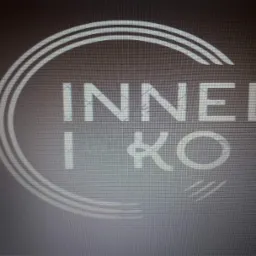 Logo firmy INNEL I KO z trzema liniami w dolnej części okręgu.