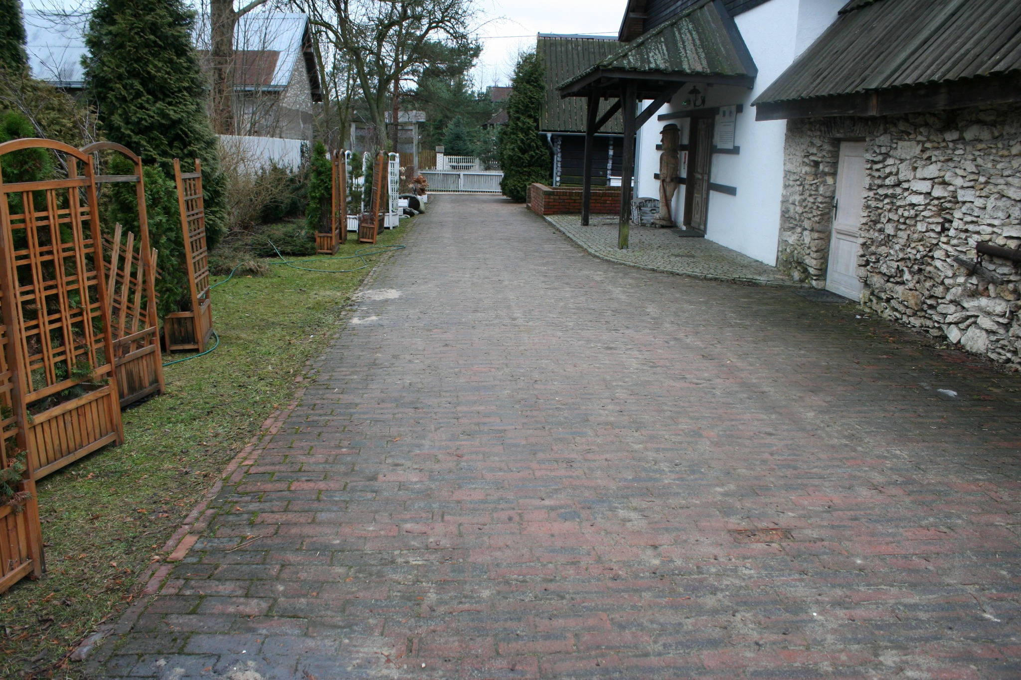 Po kilku latach eksploatacji nawet cegła palona przegra walkę z porostami.