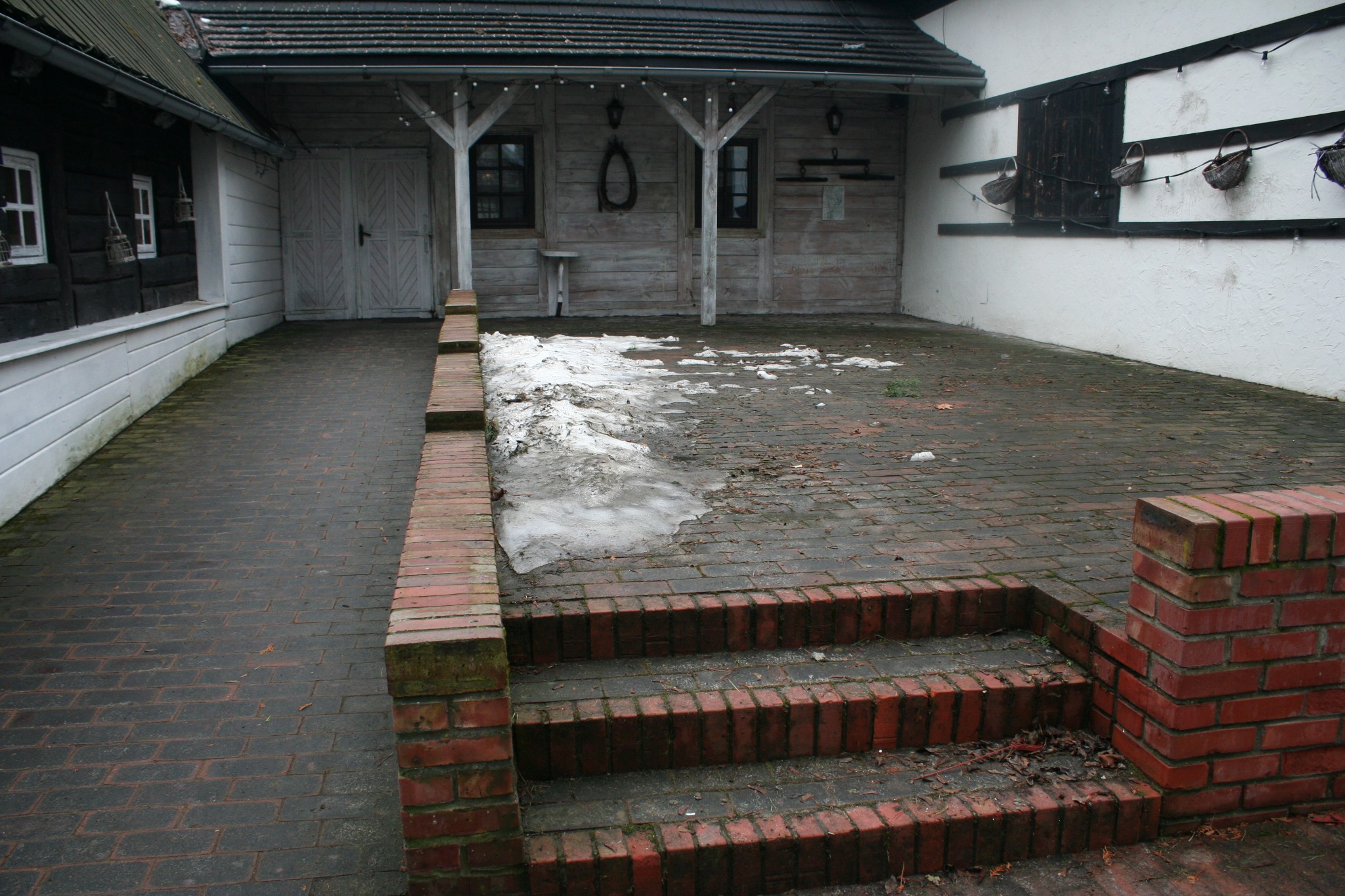 Porosty pokrywają nie tylko fugi ale i samą cegłę stopniowo psując wygląd.