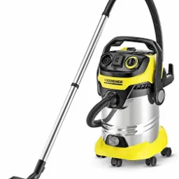 Profesjonalny odkurzacz piorący Kärcher w kolorze żółto-srebrnym, z rurą i ssawką podłogową, na białym tle.