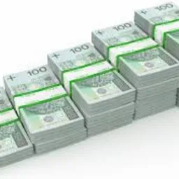 Stos pieniędzy w nominałach 100 PLN ułożony w formie rosnącego wykresu słupkowego, zabezpieczony zieloną taśmą.