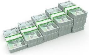 Stos pieniędzy w nominałach 100 PLN ułożony w formie rosnącego wykresu słupkowego, zabezpieczony zieloną taśmą.