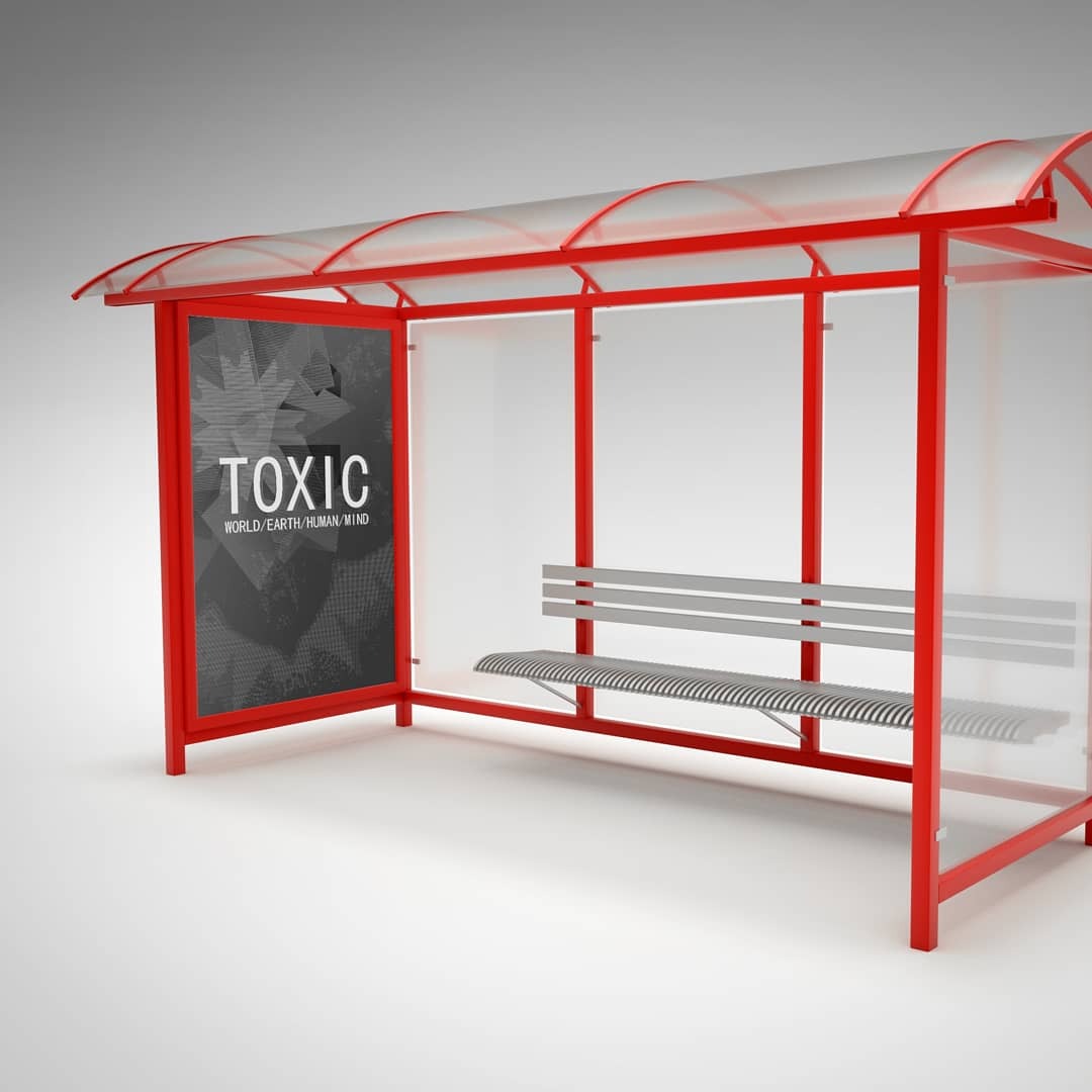 Przystanek autobusowy z czerwoną ramą, na którym umieszczono plakat z napisem 'TOXIC' i podtytułem 'WORLD/EARTH/HUMAN/MIND' na tle abstrakcyjnych, ciemnych kształtów.