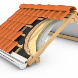 Przekrój dachu z widoczną konstrukcją drewnianą, izolacją termiczną i dachówką ceramiczną oraz rynną odprowadzającą wodę.