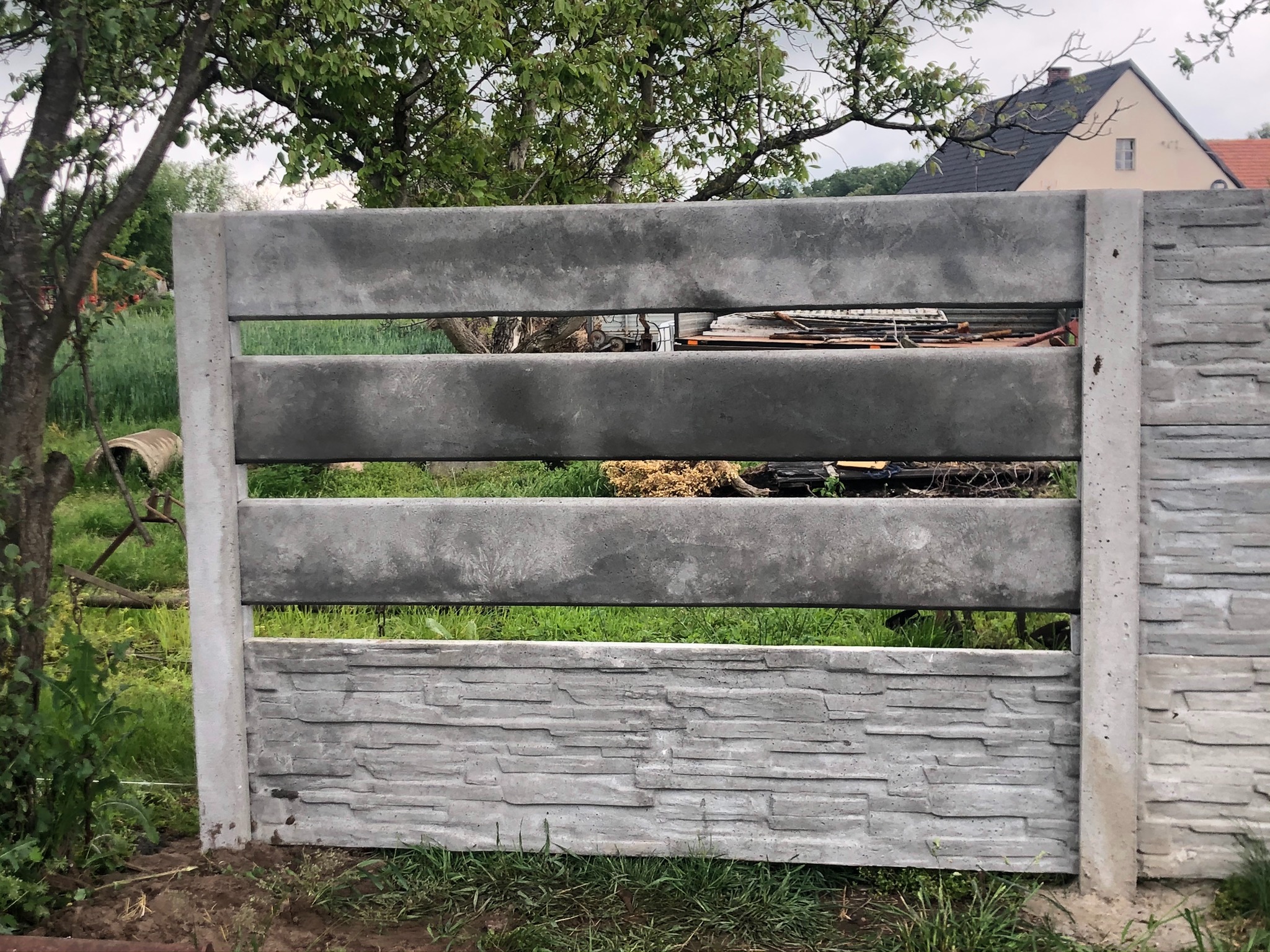 Ogrodzenie wysokość 1,5m, płyta 200 cm x 50 cm i 200 cm x 25 cm, wzór łupek + gładki frez.