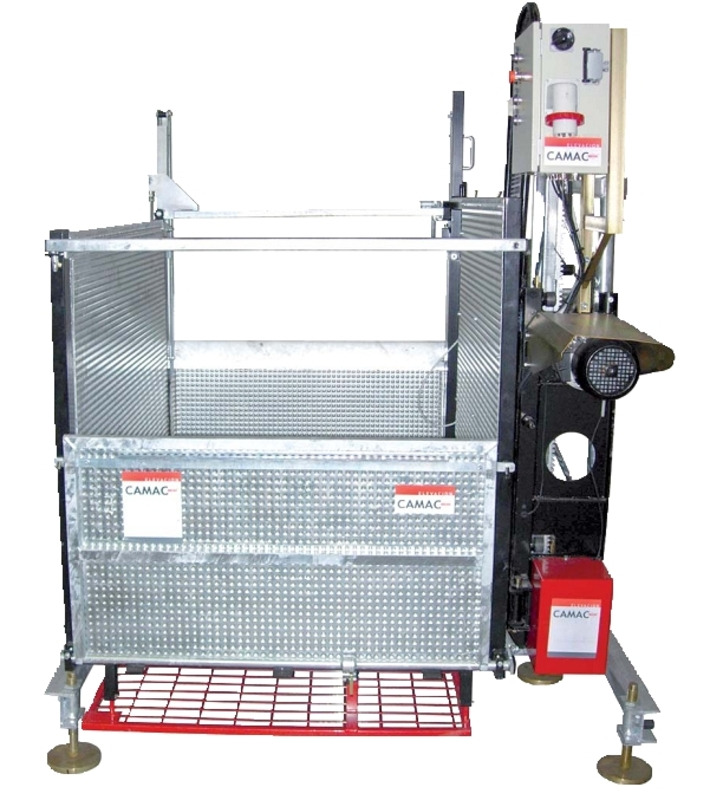 Profesjonalna, metalowa myjka ciśnieniowa CAMAC z kratą podłogową i elementami sterującymi, na białym tle.
