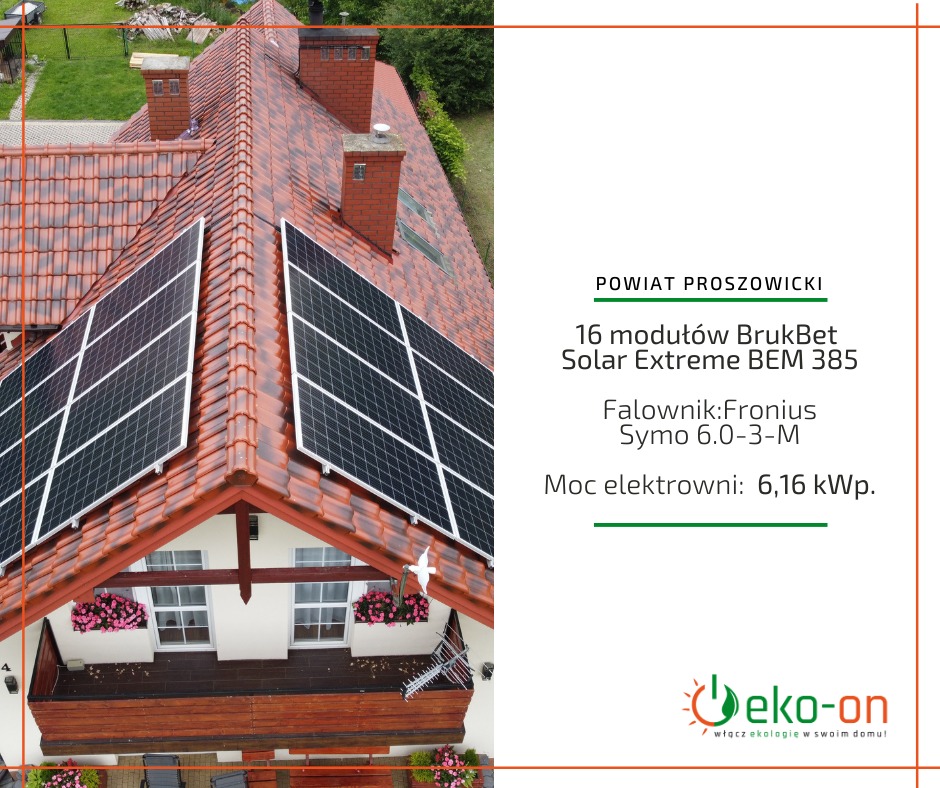 Widok z góry na dom z czerwoną dachówką i panelami słonecznymi BrukBet Solar Extreme BEM 385, powiat Proszowicki, falownik Fronius Symo 6.0-3-M, moc 6,16 kWp.