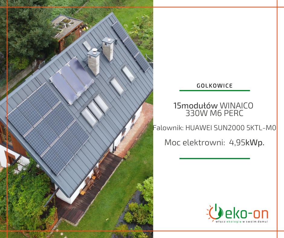 Widok z góry na dom z szarym dachem, na którym zamontowano panele słoneczne, kominy i okna dachowe, otoczony zielenią i z informacją o instalacji po prawej stronie.