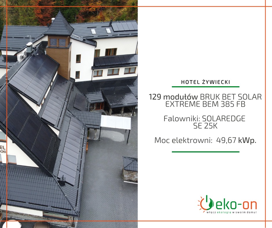 Instalacja fotowoltaiczna na dachu Hotelu Żywieckiego, składająca się ze 129 modułów BRUK BET SOLAR EXTREME BEM 385 FB z falownikami SOLAREDGE SE 25K o mocy 49,67 kWp, widok z góry na budynek...