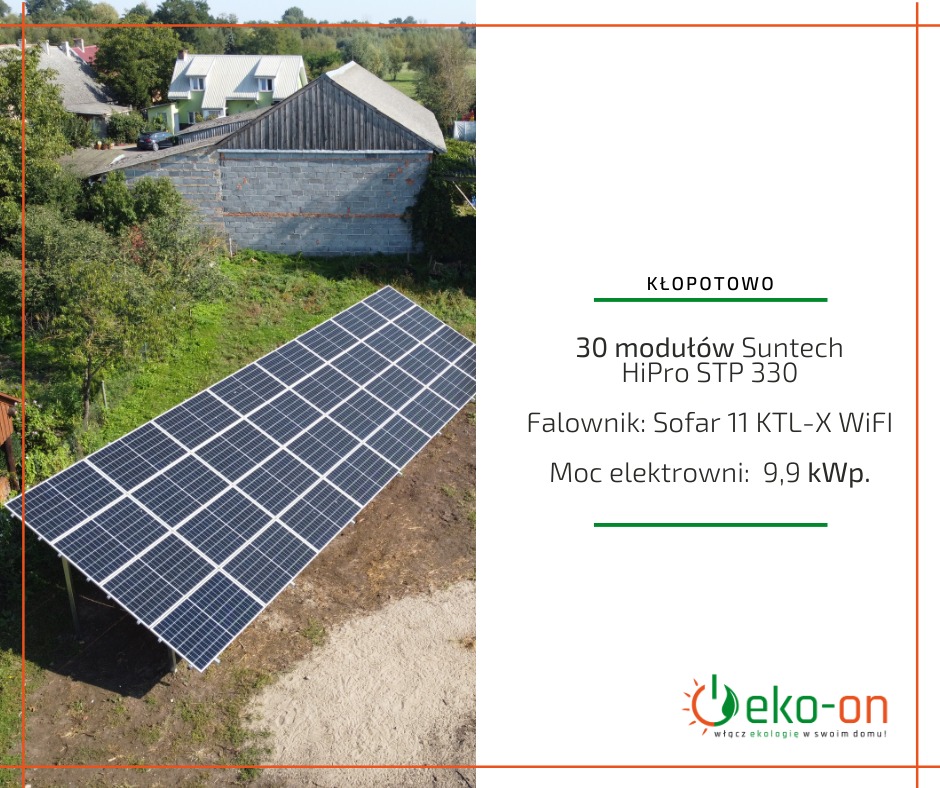 Instalacja fotowoltaiczna z 30 modułów Suntech HiPro STP 330, falownik Sofar 11 KTL-X WiFi, moc elektrowni 9.9 kWp, widok z góry na tle wiejskiego krajobrazu z budynkami mieszkalnymi.