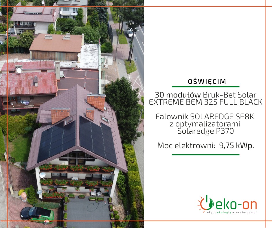 Widok z góry na dom z brązowym dachem, na którym zainstalowano czarne panele fotowoltaiczne Bruk-Bet Solar EXTREME BEM 325, falownik SOLAREDGE SE8K z optymalizatorami Solaredge P370 o mocy 9,75 kWp...