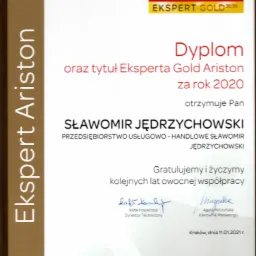 Dyplom eksperta Gold Ariston za rok 2020 dla Sławomira Jędrzychowskiego, oprawiony w ramkę, z logo Ariston i podpisami dyrektora technicznego i kierownika marketingu.