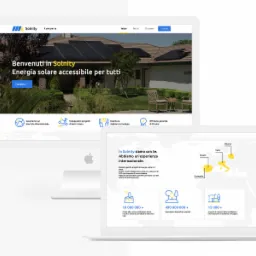 Prezentacja strony internetowej firmy Solnity na ekranach komputera stacjonarnego i laptopa Apple, z widocznymi panelami słonecznymi na dachu domu i mapą Europy z zaznaczonymi krajami.