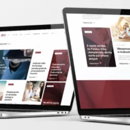 Dwa laptopy wyświetlają strony internetowe z artykułami o tematyce finansowej i ubezpieczeniowej, ustawione na jasnym tle.