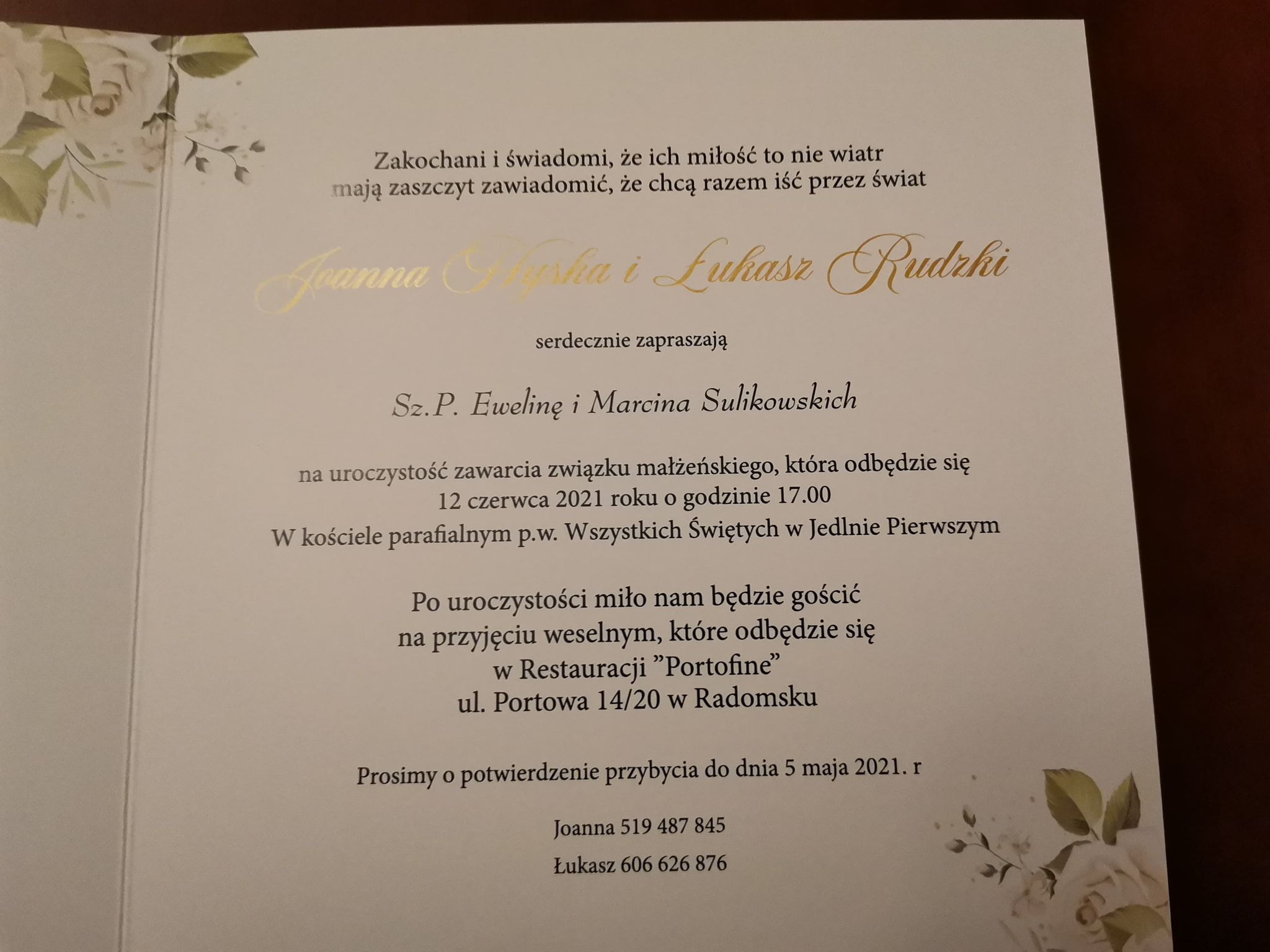 Eleganckie zaproszenie ślubne z delikatnym motywem kwiatowym, złoconymi imionami i informacjami o ceremonii oraz przyjęciu weselnym.