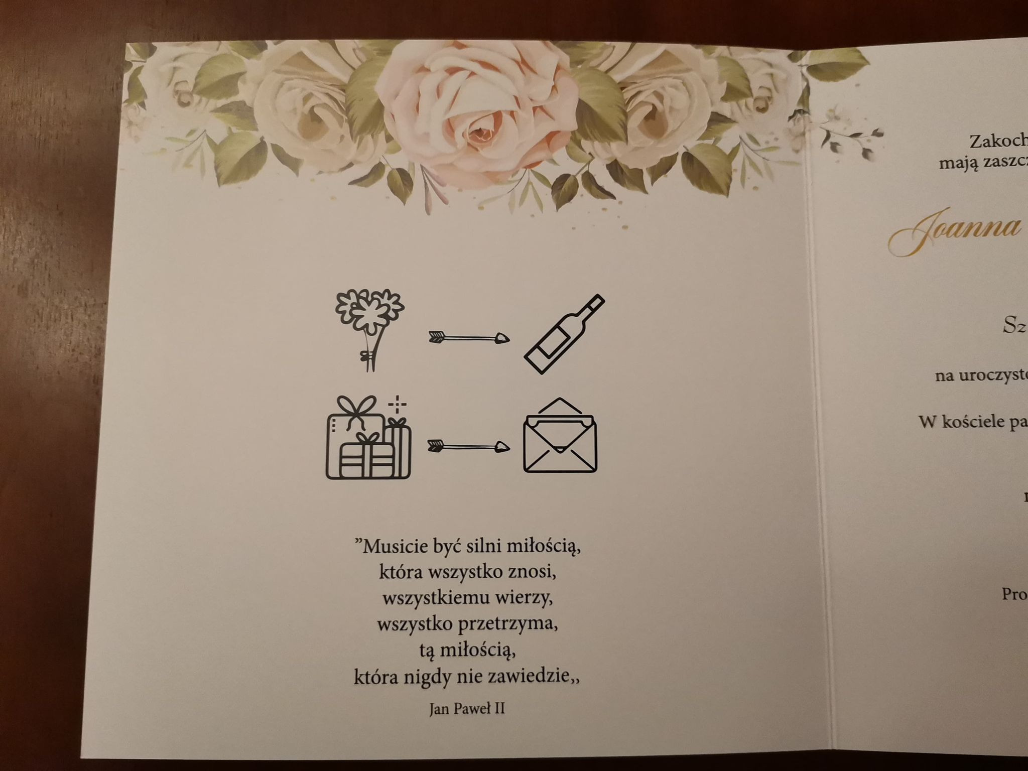 Zaproszenie ślubne z motywem kwiatowym, ikonami prezentu, kwiatów, butelki i koperty, ozdobione cytatem Jana Pawła II.