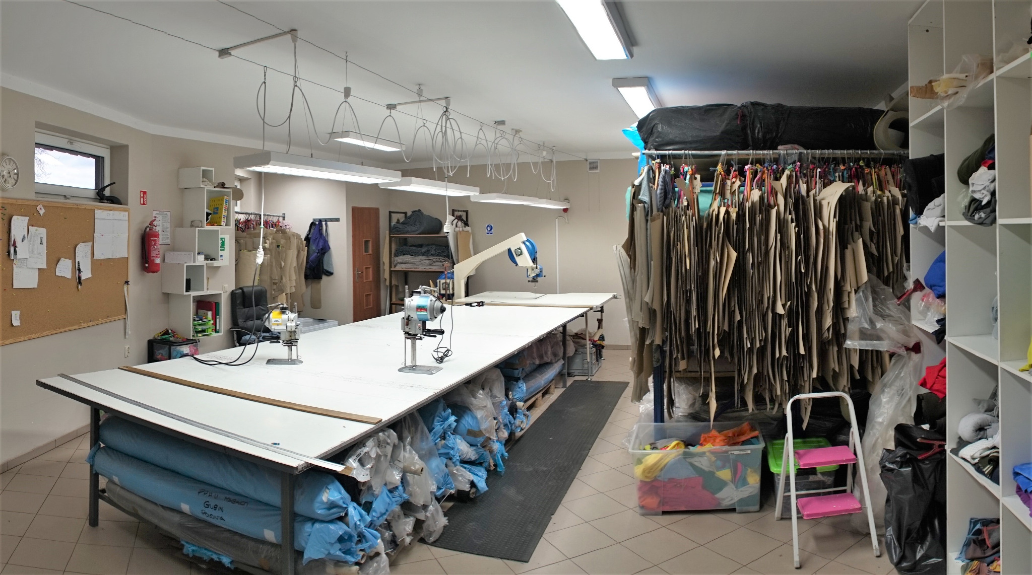 Krojownia, na zdjęciu widoczne dwa małe noże pionowe oraz nóż krojczy taśmowy.