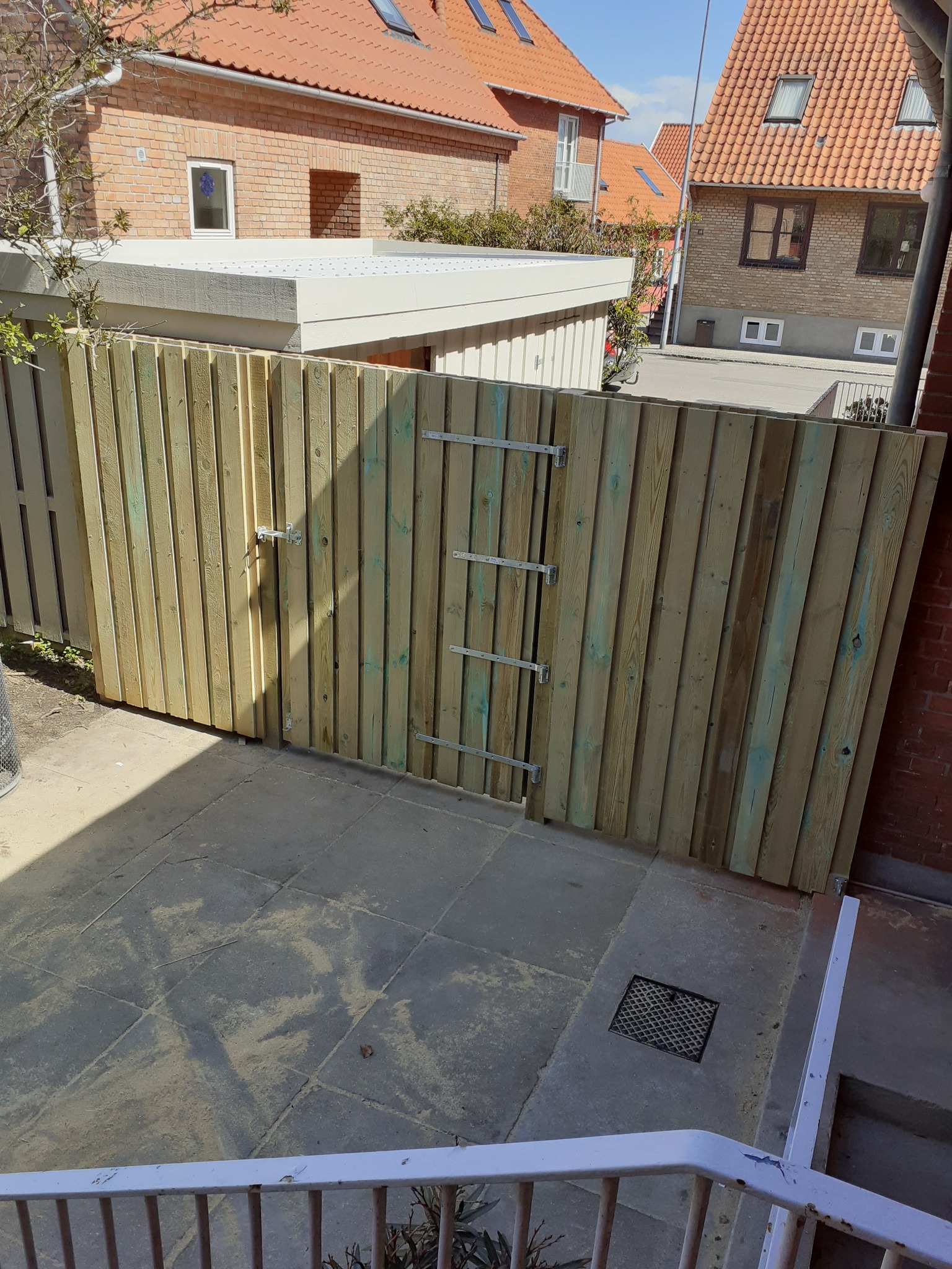 Ogrodzenie z surowego drewna