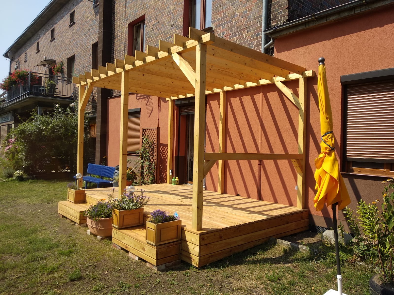 Taras modrzewiowy z pergolą